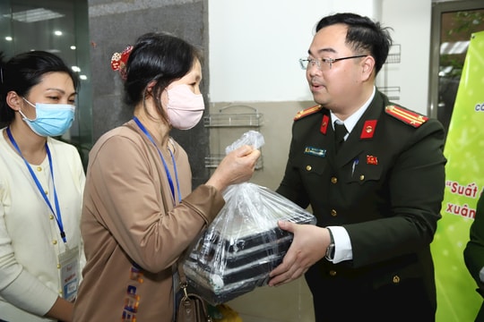 Công an Hà Nội trao “Suất ăn yêu thương” cho bệnh nhân dịp Tết