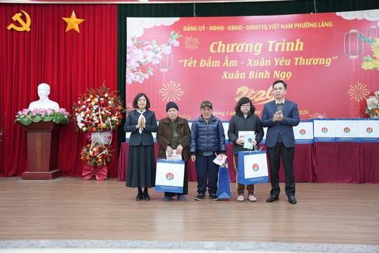 Phường Láng Huy động hơn 500 triệu đồng chăm lo Tết cho người yếu thế