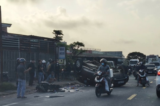 Ô tô lật ngửa sau va chạm liên hoàn tại Đà Nẵng