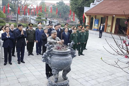 Tổng Bí thư Tô Lâm dâng hương tưởng niệm các đồng chí lãnh đạo tiền bối