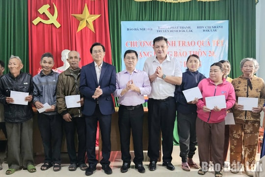 Hai cơ quan báo chí của Hà Nội và Đắk Lắk trao quà Tết cho người dân xã Krông Bông