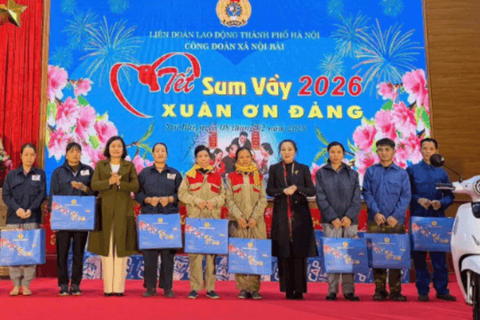 Xã Nội Bài trao quà Tết cho các gia đình chính sách, đoàn viên công đoàn và người lao động có hoàn cảnh khó khăn