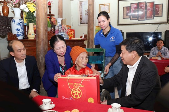 Phó Chủ tịch Thường trực UBND thành phố Hà Nội Dương Đức Tuấn tặng quà Tết tại xã Quảng Bị