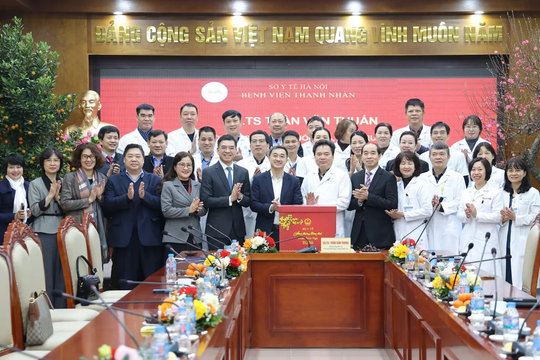 Thứ trưởng Bộ Y tế Trần Văn Thuấn thăm và chúc Tết Bệnh viện Thanh Nhàn