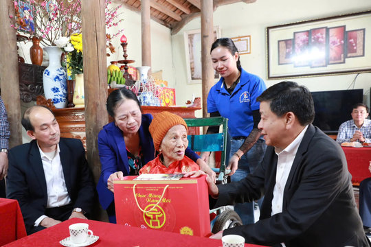 Phó Chủ tịch Thường trực UBND TP Hà Nội Dương Đức Tuấn thăm, tặng quà người có công dịp Tết Bính Ngọ