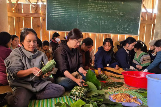 Quảng Ngãi: Ngày hội bánh chưng xanh ấm áp nghĩa tình với đồng bào Xơ Đăng