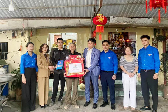 MTTQ xã Đan Phượng mang Tết ấm đến với những người có hoàn cảnh khó khăn