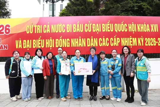 Ấm áp chương trình tặng quà Tết cho nữ công nhân Công ty Urenco