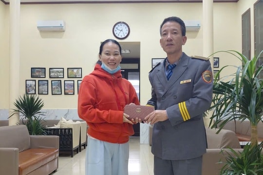 Tổ tàu SE2 trả lại trang sức và tiền mặt cho hành khách bỏ quên