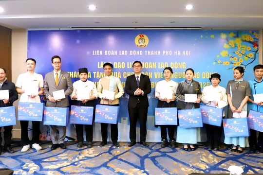 Chủ tịch LĐLĐ thành phố Hà Nội tặng quà Tết cho người lao động