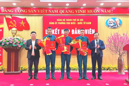 Kết nạp Đảng 3 thanh niên phường Văn Miếu - Quốc Tử Giám trước ngày nhập ngũ