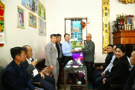 Xã Chương Dương thăm, tặng quà Tết người có công, người cao tuổi trên địa bàn xã