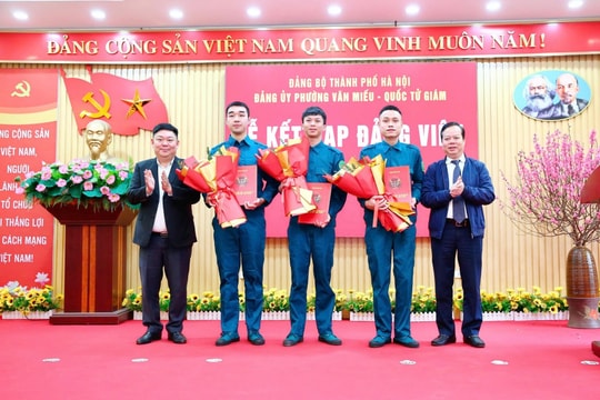 Đảng ủy phường Văn Miếu - Quốc Tử Giám kết nạp đảng cho các tân binh tiêu biểu