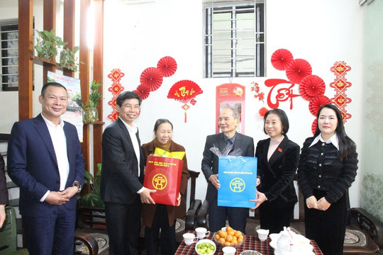 Phường Xuân Phương thăm, tặng quà gia đình chính sách nhân dịp Tết Nguyên đán Bính Ngọ 2026