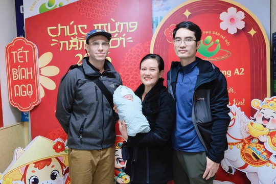 Bóc tách khối u 18cm, bảo tồn thiên chức làm mẹ cho sản phụ ung thư