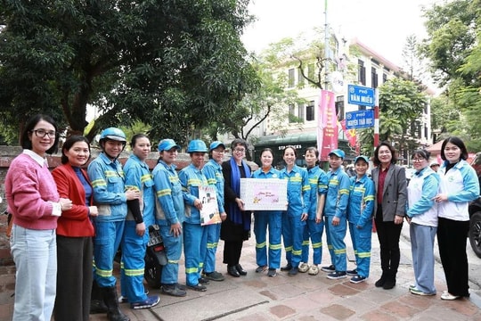 Hội LHPN Hà Nội thăm, chúc Tết cán bộ, công nhân môi trường đô thị Hà Nội