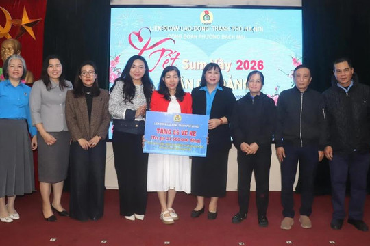 Phường Bạch Mai trao trợ cấp khó khăn tới đoàn viên, người lao động 
