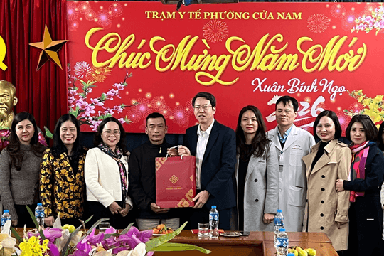 Lãnh đạo phường Cửa Nam tặng quà Tết cho nhân viên y tế có thành tích tiêu biểu