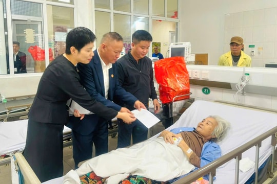 Hội doanh nghiệp Gia Lâm t rao quà Tết cho các bệnh nhân nặng, bệnh nhân có hoàn cảnh khó khăn