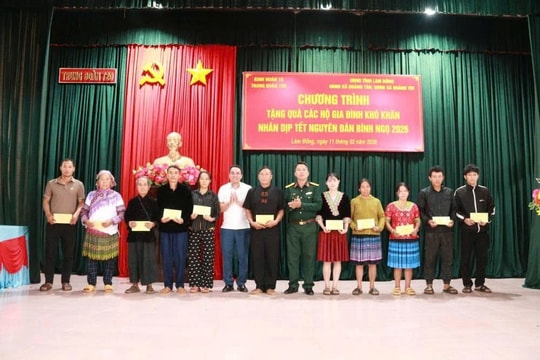 Trung đoàn 720 gặp mặt, tặng 700 suất quà Tết cho người dân