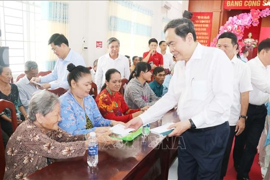 Chủ tịch Quốc hội Trần Thanh Mẫn thăm, chúc Tết và tặng quà các gia đình chính sách, hộ nghèo thành phố Cần Thơ