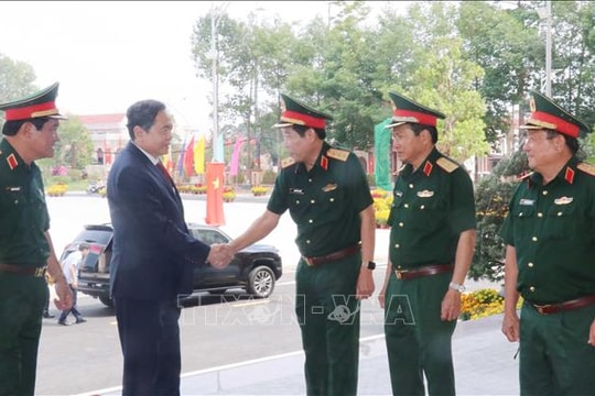 Chủ tịch Quốc hội Trần Thanh Mẫn thăm, chúc Tết và tặng quà tại Quân khu 9