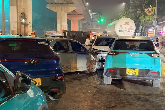 Hà Nội: Ô tô đi ngược chiều gây tai nạn liên hoàn