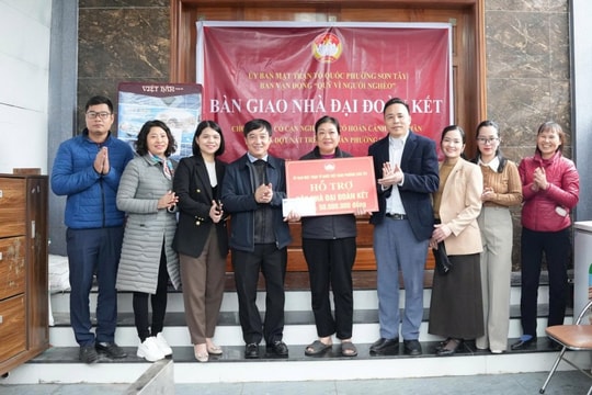 Phường Sơn Tây: Mặt trận phát huy vai trò nòng cốt, bàn giao 7 nhà Đại đoàn kết cho hộ khó khăn