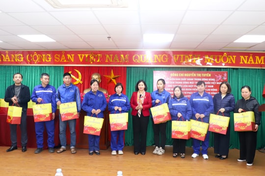 Công nhân Công ty Thủy lợi Sông Nhuệ đón nhận những suất quà Tết ý nghĩa