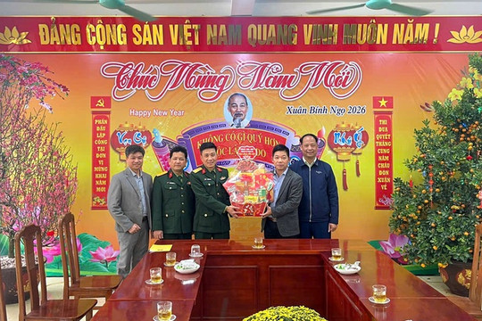 Lãnh đạo xã Thanh Oai thăm, chúc Tết, động viên và trao quà tới các cơ quan, đơn vị thực hiện nhiệm vụ trực xuyên Tết  ​