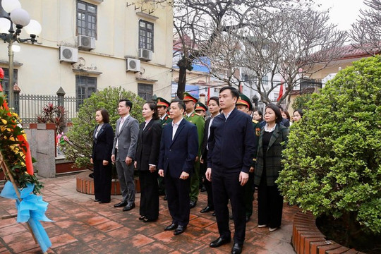 Phường Dương Nội viếng Nghĩa trang liệt sỹ nhân dịp Tết Nguyên đán Bính Ngọ