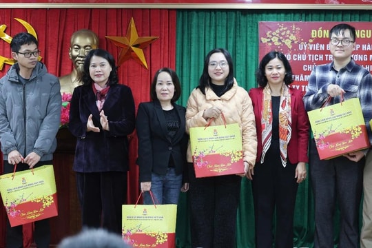 Phó Chủ tịch UB TƯ MTTQ Việt Nam, Chủ tịch Hội LHPN Việt Nam thăm và tặng quà công nhân, người lao động nhân dịp Tết Nguyên đán
