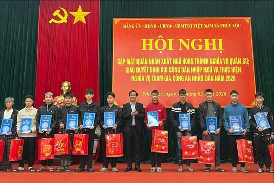 Phúc Lộc gặp mặt quân nhân xuất ngũ và giao quyết định gọi công dân nhập ngũ