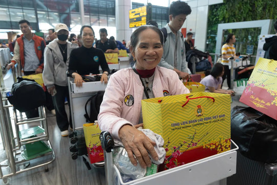 Đoàn viên, người lao động háo hức về quê sum họp trên “Chuyến bay Công đoàn - Xuân 2026”