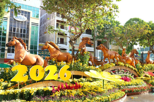 Cận cảnh linh vật ngựa tại đường hoa nghệ thuật ở Cần Thơ