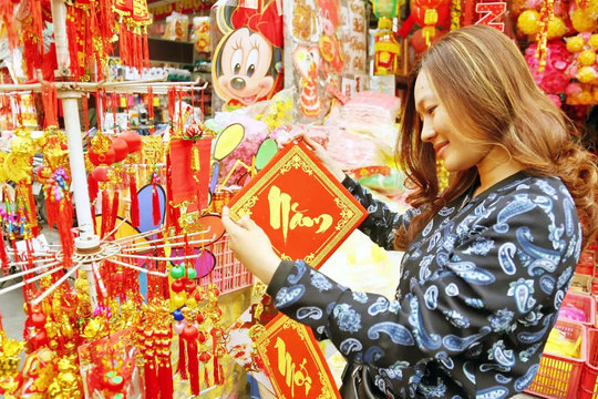 Thị trường đồ trang trí Tết Bính Ngọ: Hàng Việt giá tốt, nhiều mẫu mã mới sôi động trên “chợ mạng”