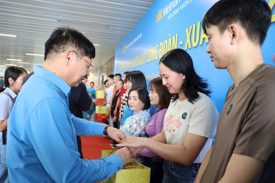 Những chuyến bay "mùa xuân" đưa công nhân về quê ăn Tết