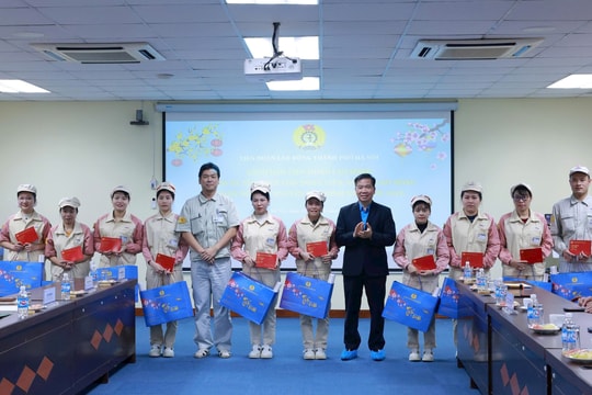 Xuân ấm áp, nghĩa tình trong từng phân xưởng, dây chuyền sản xuất