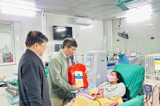 Trao quà Tết tặng bệnh nhân BHYT có hoàn cảnh khó khăn
