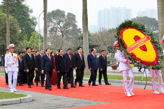 Lãnh đạo Đảng, Nhà nước và TP Hà Nội dâng hương tại Nghĩa trang Mai Dịch