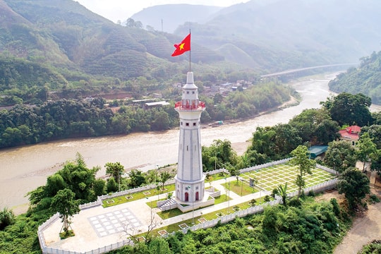 Xuân về trên Cột cờ Lũng Pô