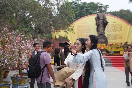 "Mùa xuân của kỷ nguyên mới" rực rỡ bên hồ Hoàn Kiếm