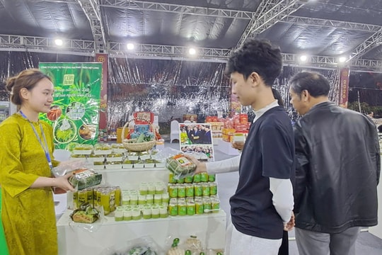 Trưng bày sản phẩm Tết gắn với chợ hoa xuân: Đưa hàng Việt đến với người tiêu dùng