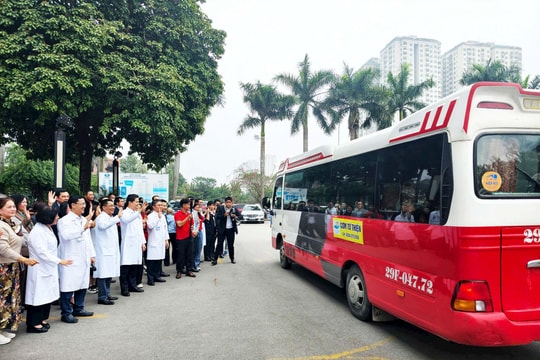 Chuyến xe nghĩa tình đưa bệnh nhân về quê ăn Tết