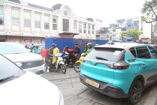 Phân luồng giao thông phục vụ xây dựng bể điều tiết ngầm khu vực chợ Hàng Da
