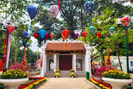 Người dân tham quan đền Voi Phục được miễn phí trông giữ phương tiện