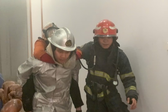 Hà Nội: Giải cứu 2 người mắc kẹt trong vụ cháy nhà dân