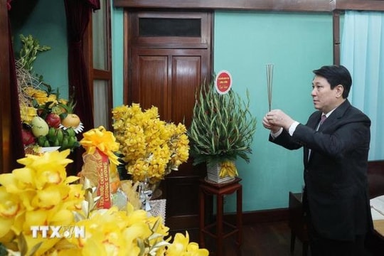 Chủ tịch nước Lương Cường dâng hương tưởng niệm Chủ tịch Hồ Chí Minh tại Nhà 67