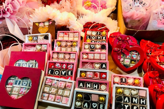 Valentine trùng Tết, thị trường quà tặng bớt sôi động