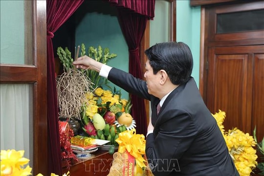 Chủ tịch nước Lương Cường dâng hương tưởng niệm Chủ tịch Hồ Chí Minh tại Nhà 67